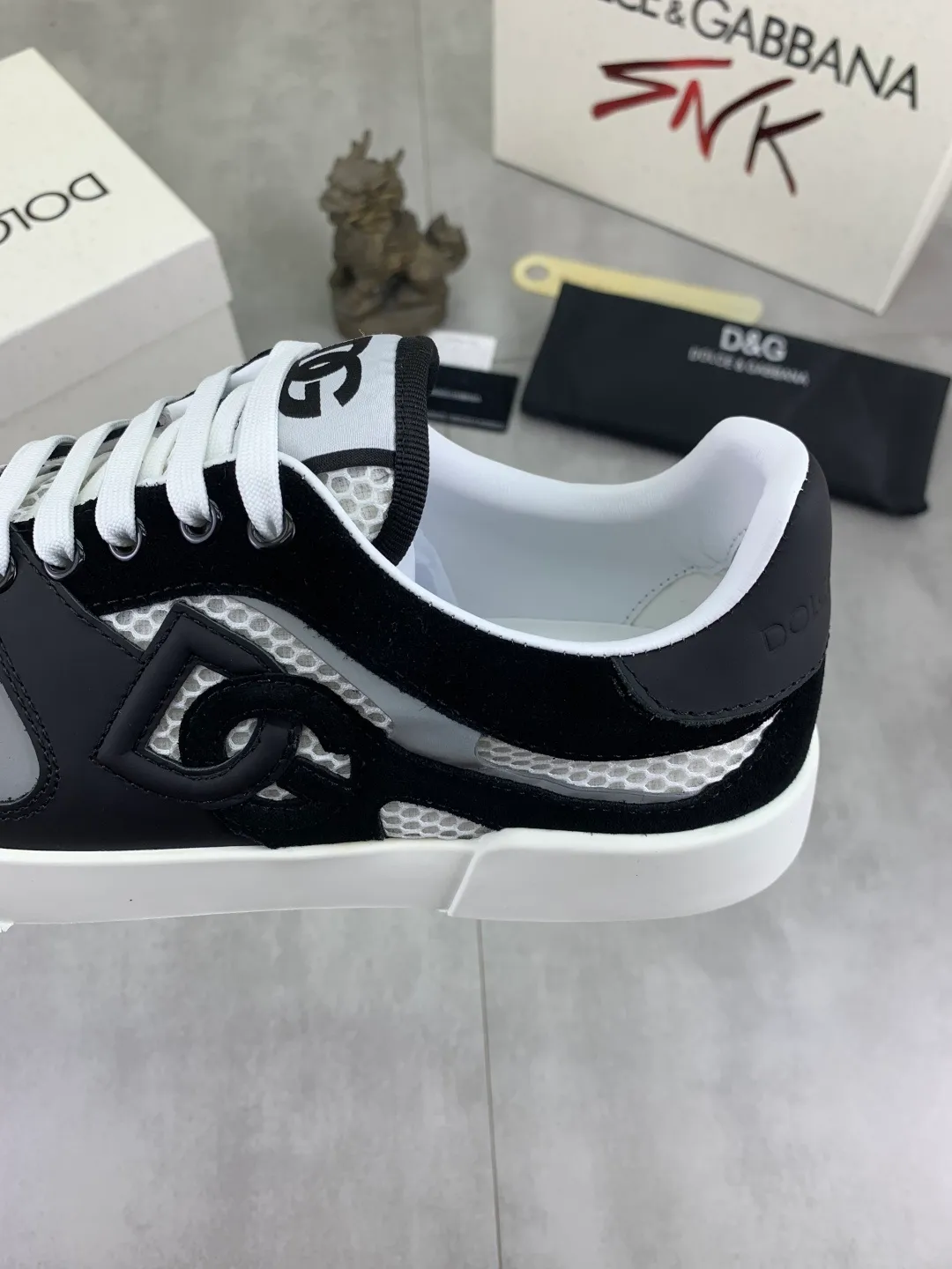 Men's shoes 💰P542💰 [New model] The latest hot style, top original quality, the official website is synchronized with "DOLCE&GABBANA [Dolce & Gabbana] ~ High quality." The effect is low-top casual DG men's shoes, loved by many celebrities, using high-end imported first-layer frosted calfskin with punched logo design + cowhide feet, simple and elegant, perfectly interpreting the latest inspiration for shoes, integrating classics and fashion. Luxurious dream, dominating fashion Suitable for drivers, light and comfortable to drive, light and breathable for outdoor travel, high-end quality, trustworthy, 4️⃣colors🉑️ to choose from! Code number: 38-46